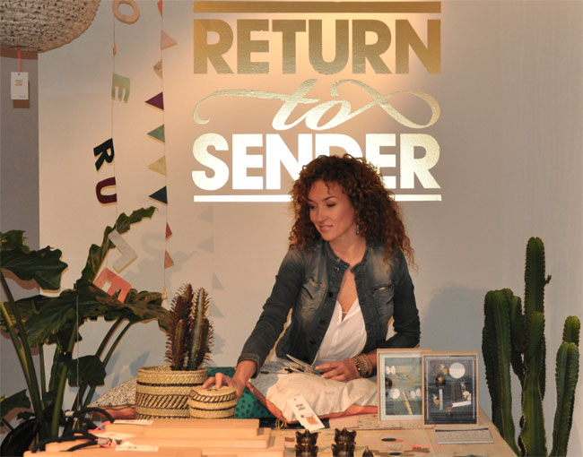 Katja opent fysieke Return to Sender 